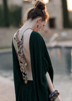 Noia amb un collaret d'esquena