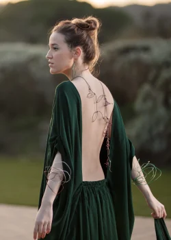 Noia amb un collaret d'esquena