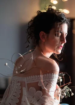 Noia amb joies artesanes