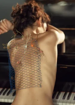 Noia en un piano amb un collaret d'esquena